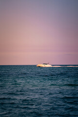 Obraz premium yacht in the sea sunset Miami Beach