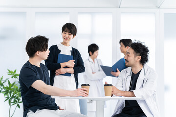 Fototapeta premium 話をする日本人医師