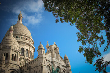 Fototapeta na wymiar basilique du Sacré-Cœur dans le quartier de Montmartre à Paris en France