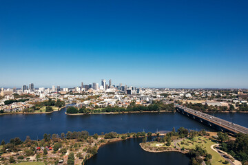 Obraz premium Aerial view across the Swan River of the Perth skyline and city centre 