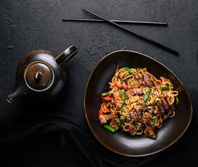 Stir fry noodles with vegetables and beef