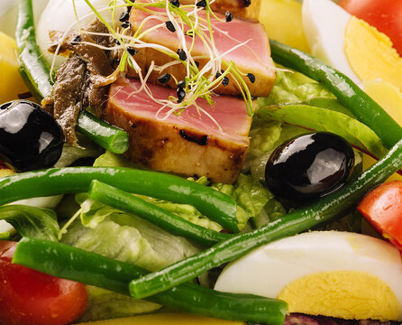 Nicoise salad with tuma and tomato