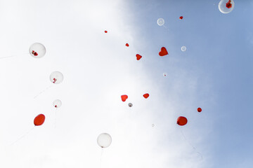 Luftballons am Himmel bei Hochzeit