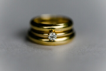 golden wedding rings with big diamond