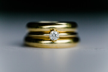 Goldene Eheringe mit einem Diamant