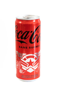 Vaison la Romaine - France - 07 mars 2023 - boite de soda de marque Coca-Cola isolé sur un fond blanc