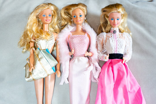 Mattel Spielzeug der siebziger Jahre: Verschiedene, unterschiedlich gekleidete Barbie Puppen.