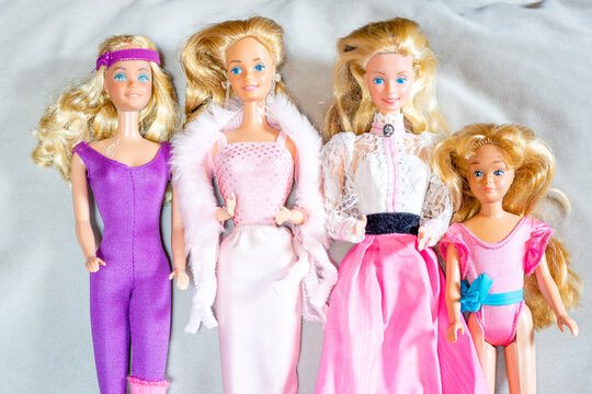 Mattel Spielzeug der siebziger Jahre: Verschiedene, unterschiedlich gekleidete Barbie Puppen.