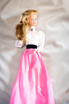 Mattel Spielzeug der siebziger Jahre: Eine sehr hübsche, blonde, langes Kleid tragende Barbie Puppe.