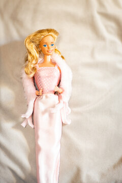 Mattel Spielzeug der siebziger Jahre: Eine sehr hübsche, blonde, elegant gekleidete Barbie Puppe.