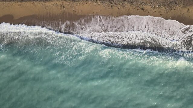 vagues sur une plage en vue a&eacute;rienne