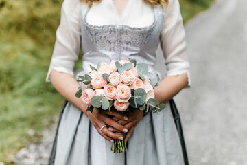Trachtenhochzeit mit rosa Brautstrauß und Brautdirndl