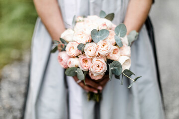Trachtenhochzeit mit rosa Brautstrauß und Dirndl