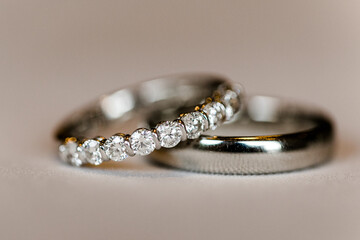 Detail Eheringe in silber mit vielen Edelsteinen Diamanten