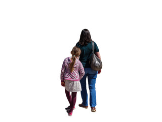 Une maman et sa fillette photographiées de dos , elles marchent  ensembles,  beau temps. 