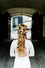 Wunderschöne Braut mit langen Haaren, Blumenkranz und Brautfrisur von hinten