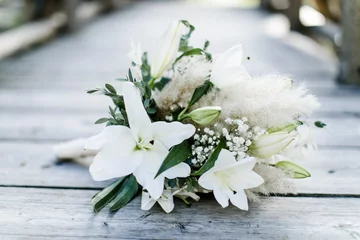 Fotobehang Brautstrauß Lilien in weiß und grün © freudelachenliebe