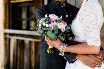 Brautpaar in Tracht mit Brautstrauss und Dirndl