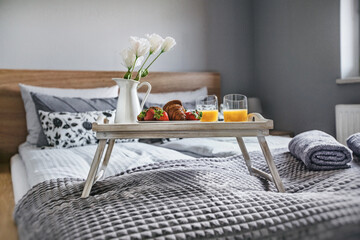 Taca śniadaniowa na łóżku w apartamencie - obrazy, fototapety, plakaty