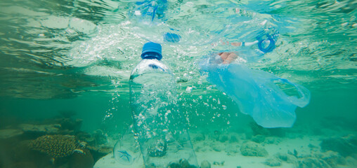 plastic garbage polluting the ocean