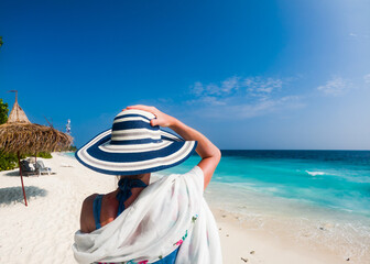 Obraz premium beautiful woman relaxing on a tropical beach