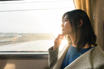 電車で旅行へ行く女性