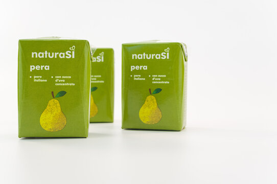 bevande alla frutta da agricoltura biologica in Tetrapak su superficie bianca
