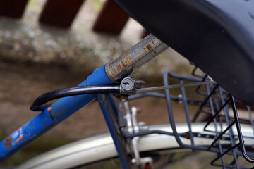 Obraz premium A bicycle lock captured in detail. You can see the chamber where the key is inserted.