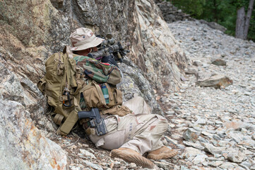 Soldat armé en uniforme progressant dans les gravats 