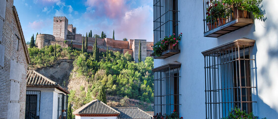 Vista del conjunto histórico de la Alhambra desde una calle de edificios blancos tradicionales de...