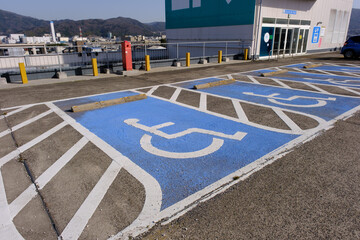 ショッピングセンターの屋外駐車場