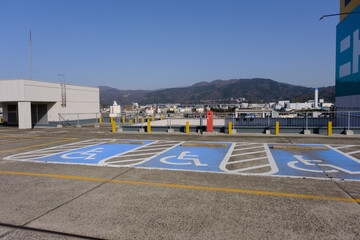 ショッピングセンターの屋外駐車場