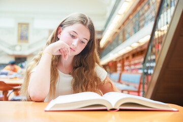 シドニーの図書館で本を読むオーストラリア人少女