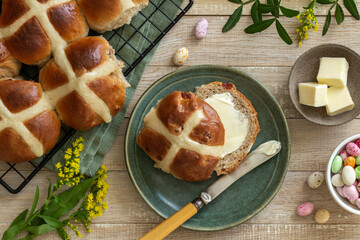 Traditional Easter hot cross buns - 580055999