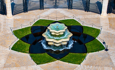 Brunnen auf der unteren Ebene in den Bahai-Gärten Haifa, Israel.