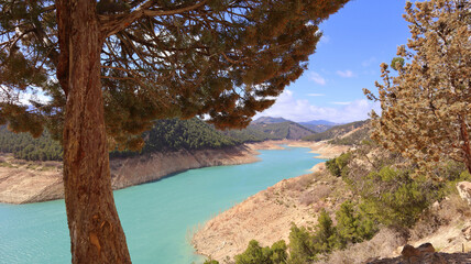 Fototapeta na wymiar Ein Stausee mitten in der felsigen Landschaft von Spanien