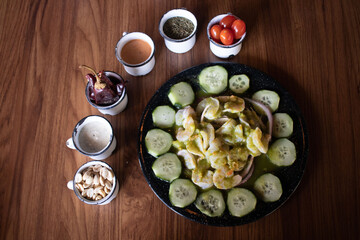 aguachile verde de camarón con rodajas de pepino 