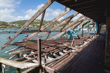 La terrasse d'un restaurant détruite lors d'une puissante tempête tropicale. 