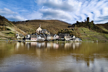 Fototapeta na wymiar village of Beilstein, moselle, Germany on the river