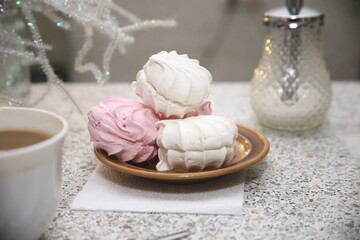 Close up cof coffee and marshmallow on the table