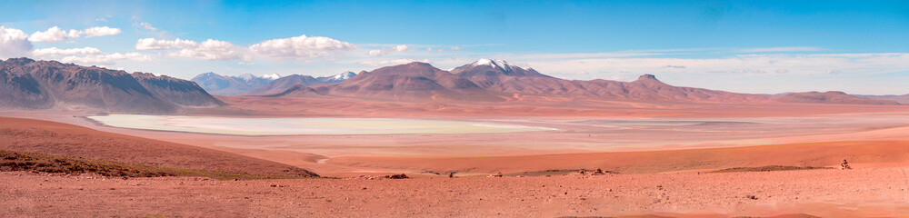 Fototapeta na wymiar panorama with lagoon and mountains in the background, Uyuni Bolivia