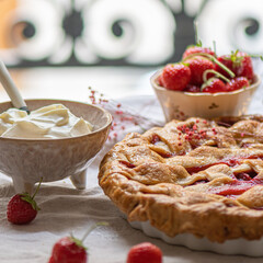 Mise en scène culinaire d'une tarte aux fraises