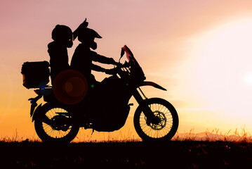 Fototapeta na wymiar Journeys of couples making trips with motorcycles