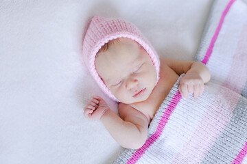 Peaceful sleeping newborn baby two weeks old. - 580106516