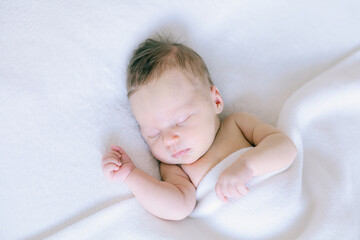 Peaceful sleeping newborn baby two weeks old. - 580106578