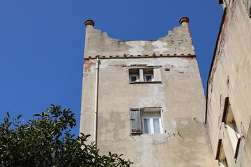 Fototapeta na wymiar Bâtiment typique, vu de l'extérieur, vu de l'extérieur, ville de Perpignan, département des Pyrenees Orientales, France