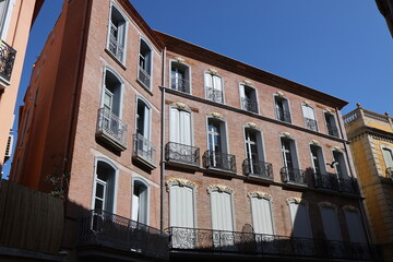Bâtiment typique, vu de l'extérieur, vu de l'extérieur, ville de Perpignan, département des...