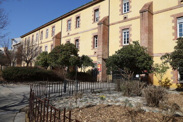 Bâtiment typique, vu de l'extérieur, vu de l'extérieur, ville de Perpignan, département des Pyrenees Orientales, France