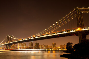 Fototapeta na wymiar The Manhattan Bridge is a suspension bridge that crosses the East River in New York City, connecting Lower Manhattan with Brooklyn.
