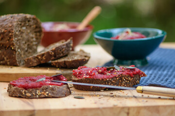 Tartinade de betterave, mise en scène culinaire